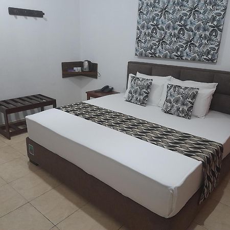 Larn'S Villa Hotel & Apartment Wadduwa Buitenkant foto