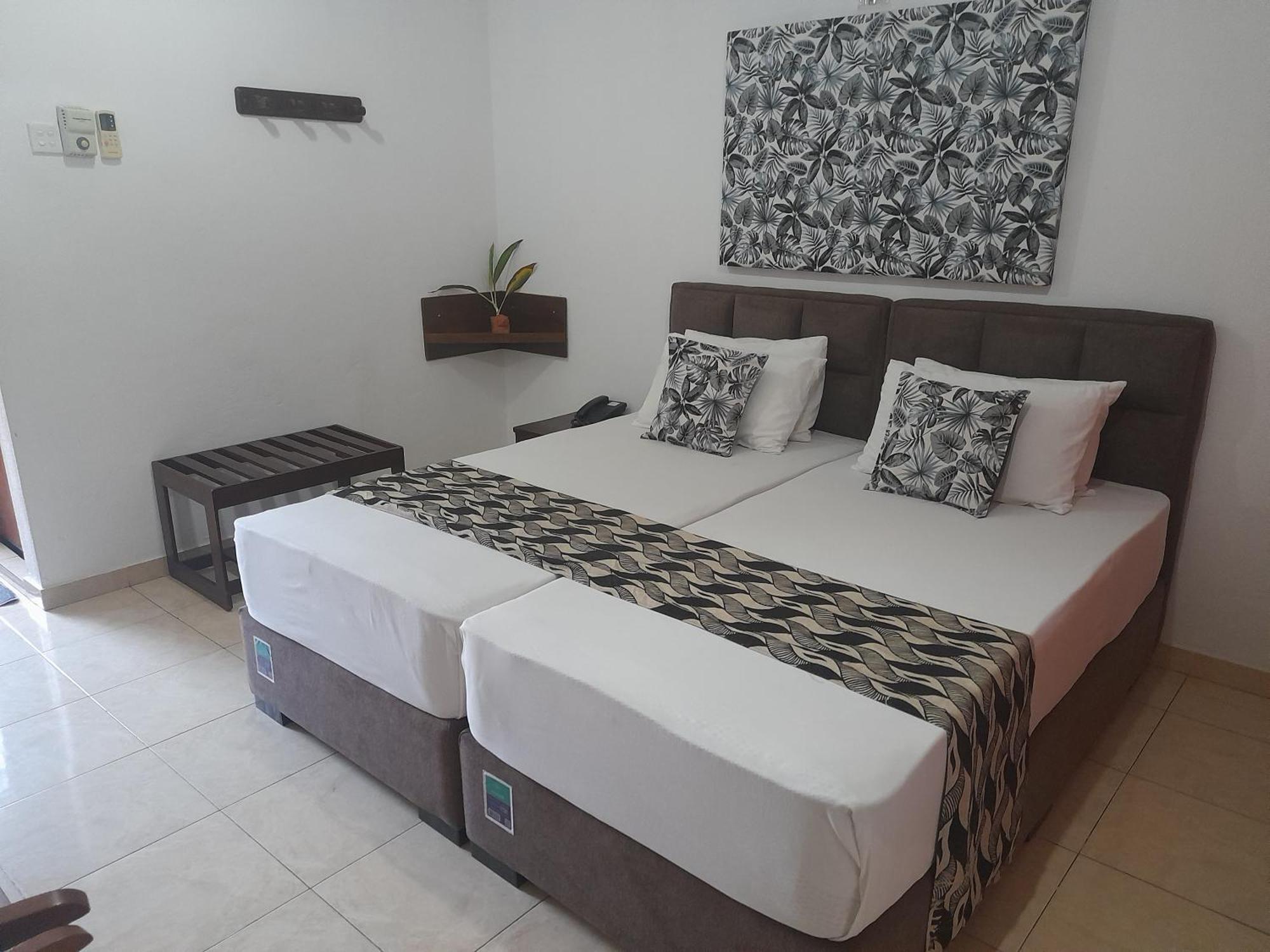 Larn'S Villa Hotel & Apartment Wadduwa Buitenkant foto