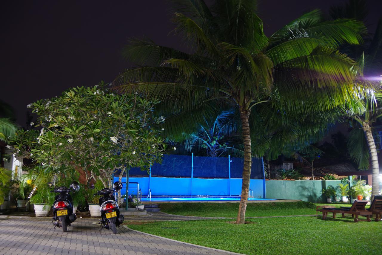 Larn'S Villa Hotel & Apartment Wadduwa Buitenkant foto